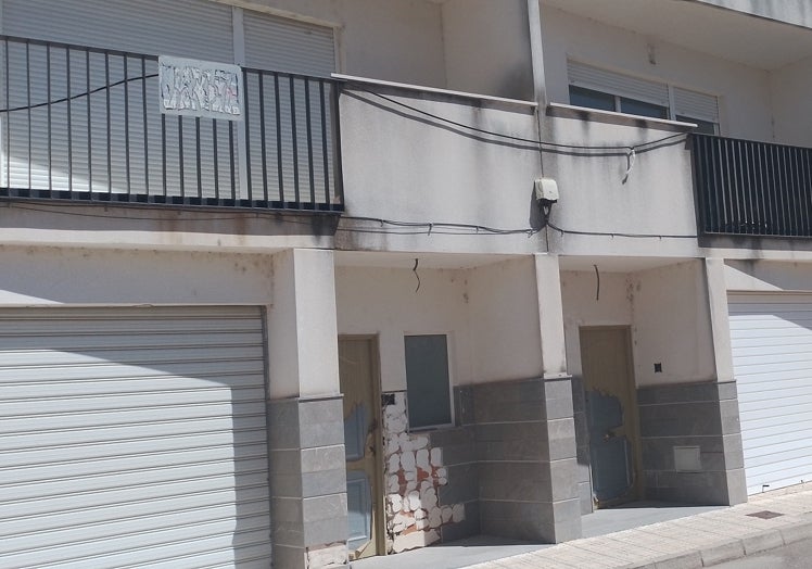 Imagen principal - Promoción de viviendas en Bellús abandonada; Vicente, vecino de Benissuera muestra una de las casas en venta y, sobre estas líneas, vista general de Vallanca.