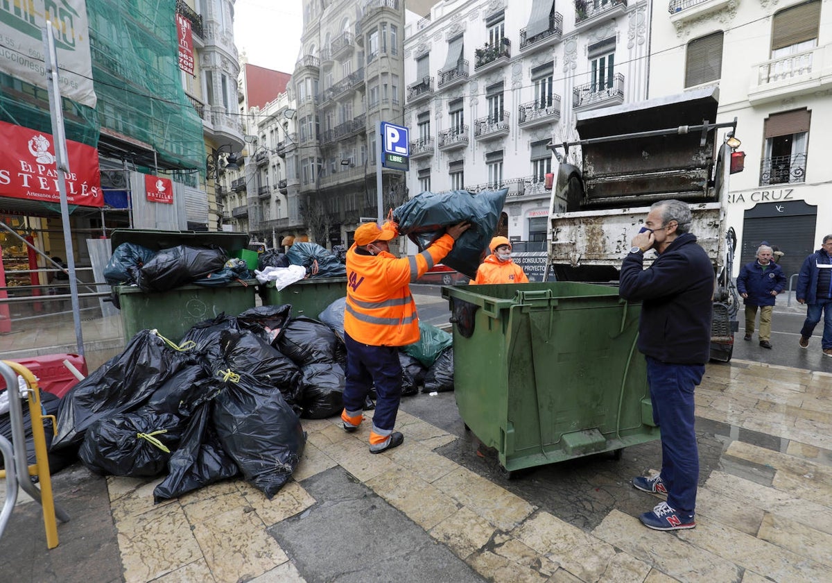 Operarios recogen la basura las pasadas Fallas.