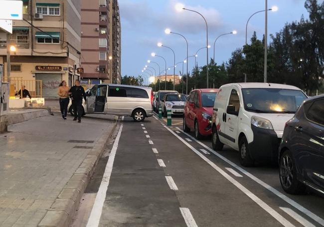 Una furgoneta espera para acceder a la ITV de Campanar.