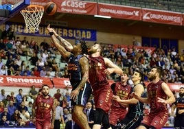 Jones supera la defensa del UCAM Murcia.