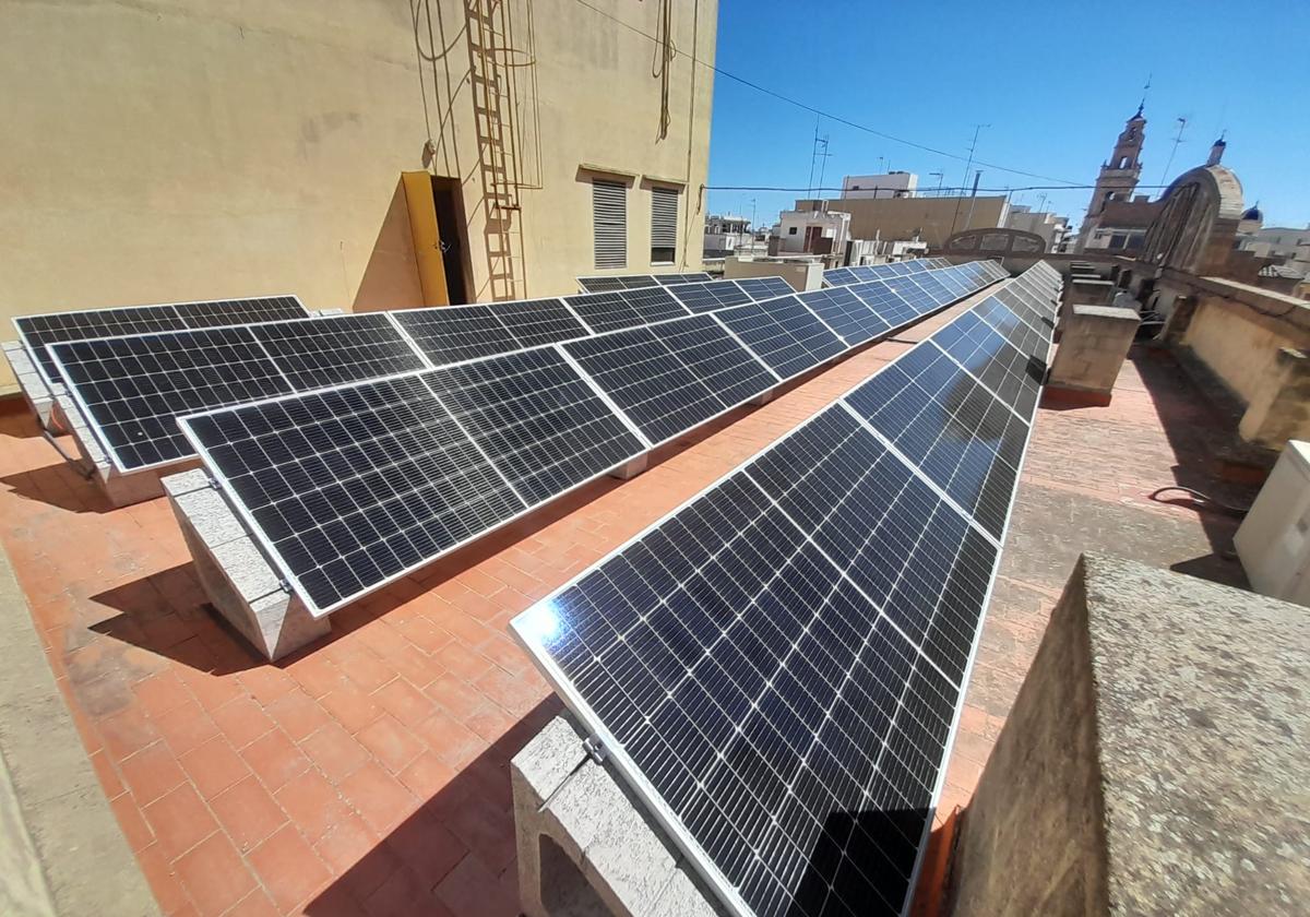 Placas solares en la Casa de la Cultura de Sueca.