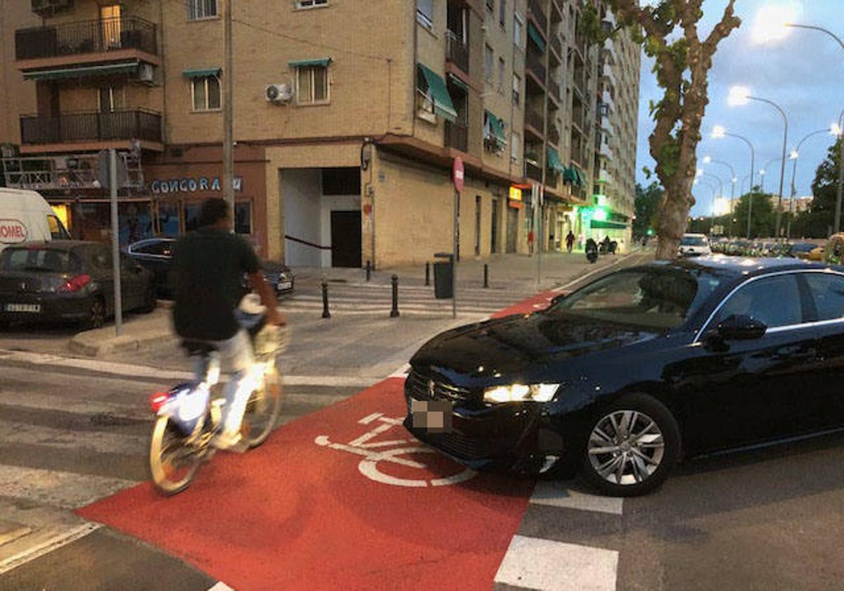 Un ciclista y un coche coinciden en una de las muchas intersecciones.