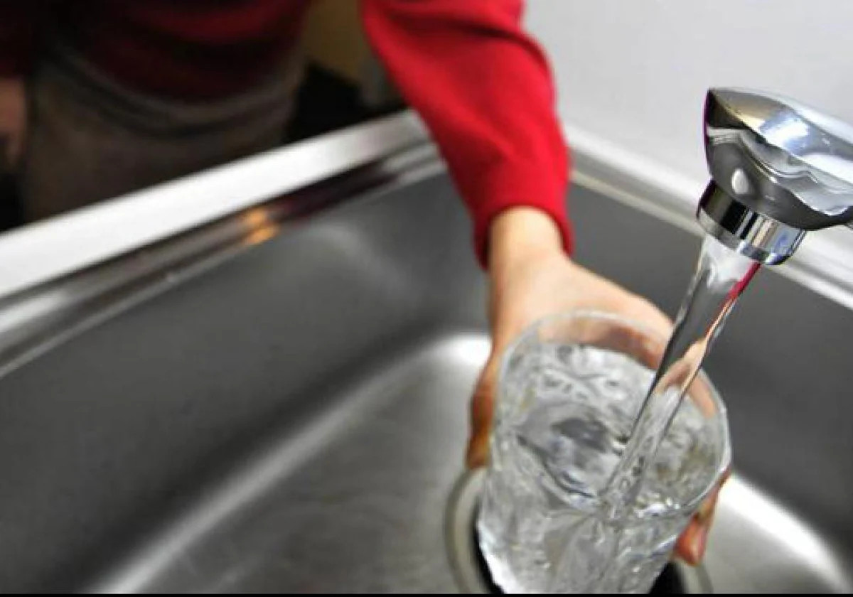 Benicàssim (Castellón) recomienda no beber agua del grifo tras detectarse  un fallo en la depuradora