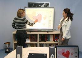 Profesores utilizan una pizarra digital en Valencia, en una imagen de archivo.