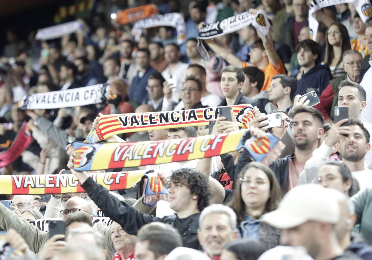 La afición del Valencia CF en el partido frente al Sevilla CF.