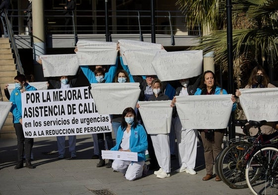 Profesionales sanitarios protestan a las puertas de un hospital valenciano.