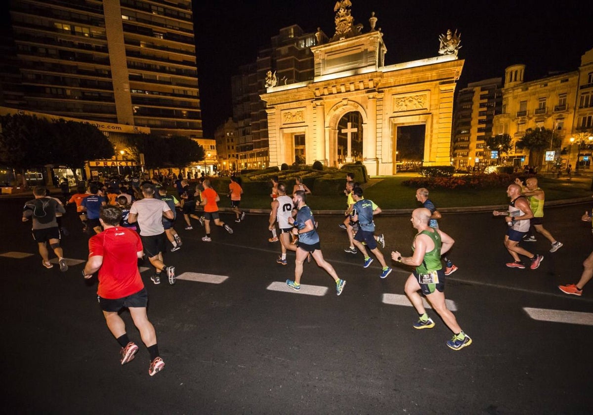 Corredores pasan por la zona de Porta de la Mar.