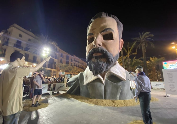 Busto de Sorolla de Escif para la falla Plaza de la Reina y creada por Latorre y Sanz.