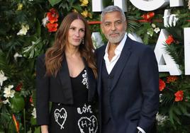 George Clooney, junto a Julia Roberts, en la presentación de la película 'Viaje al paraíso'. El actor lleva una barba muy arreglada ya canosa.