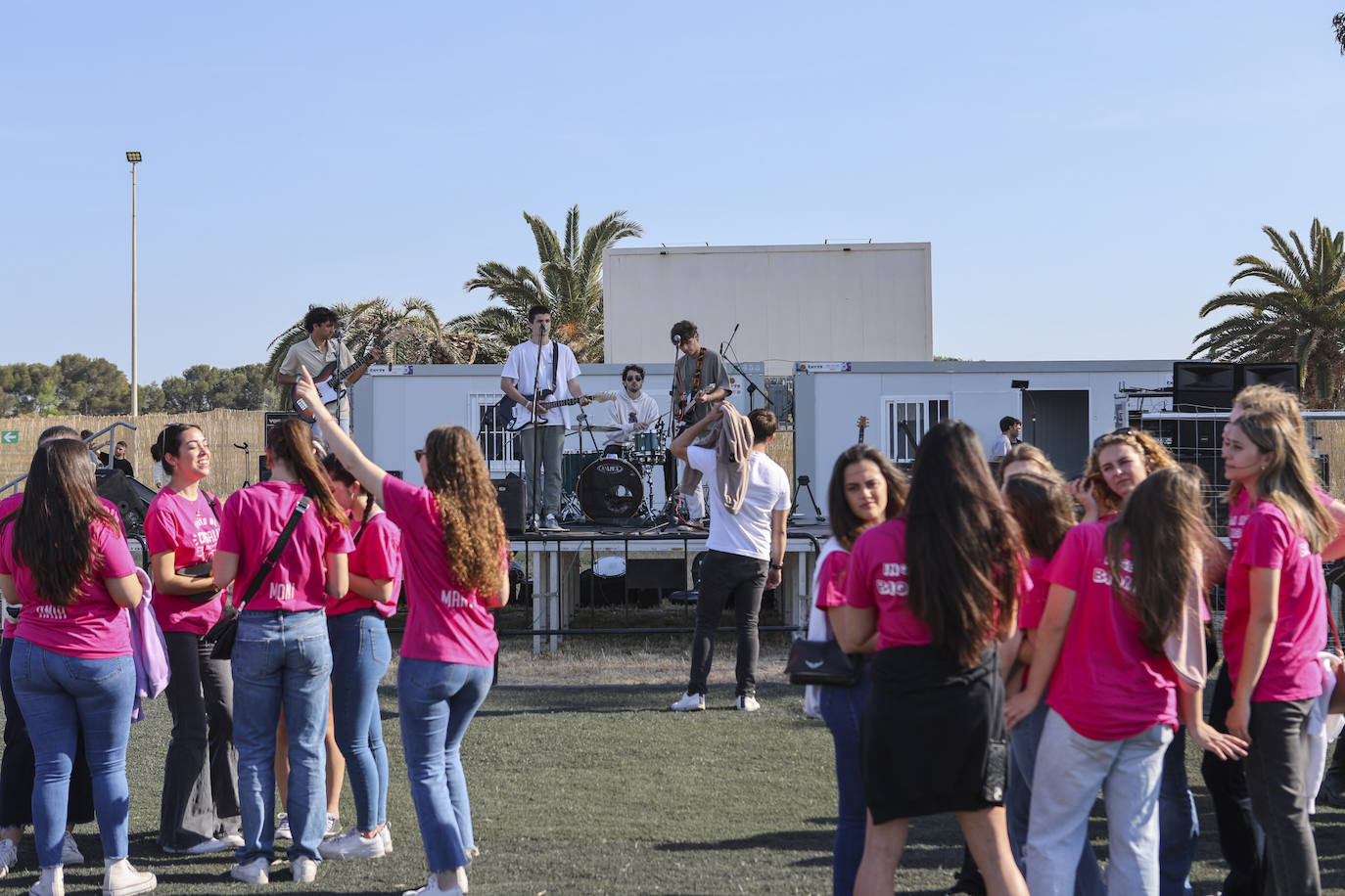 Miles de estudiantes han disfrutado de las paellas universitarias en Pinedo