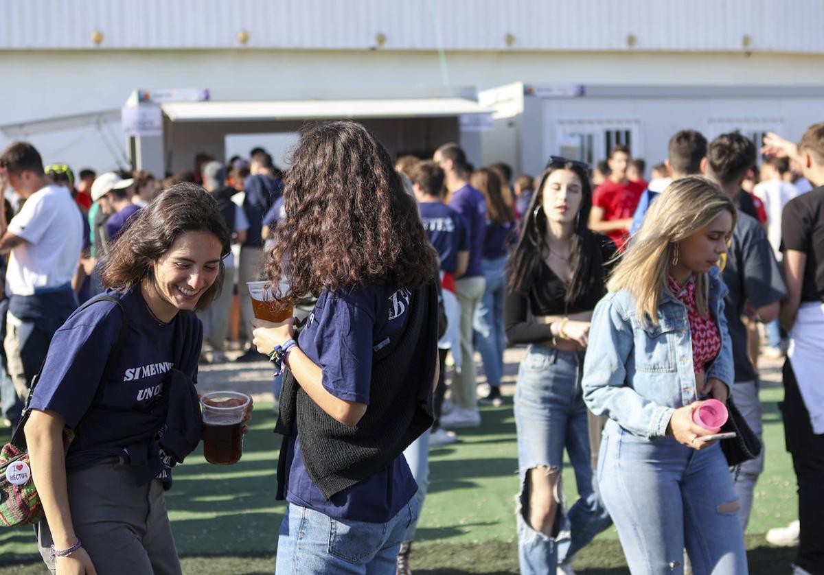 Los estudiantes disfrutan del primer día de las Paellas Universitarias 2023.