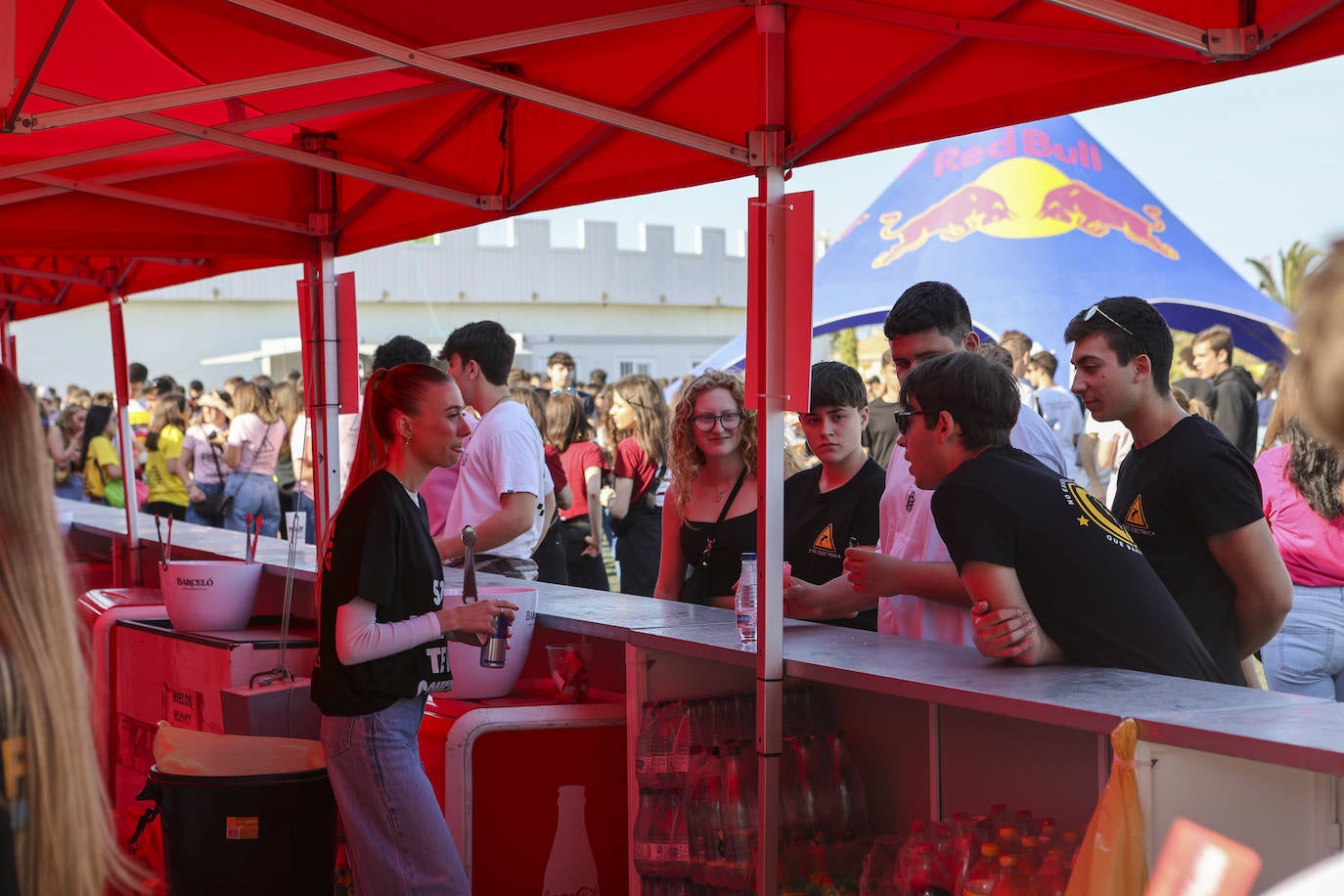 Miles de estudiantes han disfrutado de las paellas universitarias en Pinedo