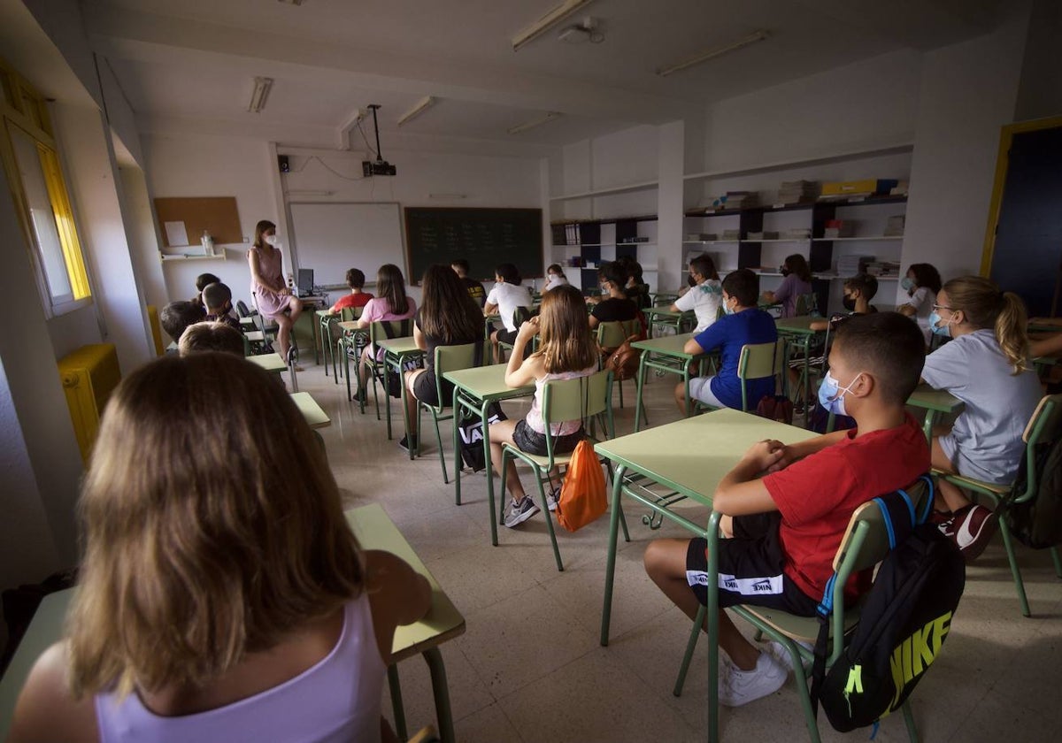 Alumnos de un colegio público durante una clase, en una foto de archivo.