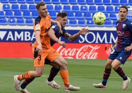 Toni Lato, ante el Huesca, en aquel partido de 2021 que sirvió para que el Elche se salvase.