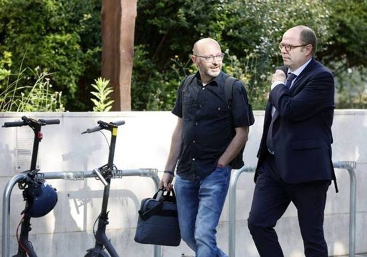 Francis Puig, en la entrada a la Ciudad de la Justicia.