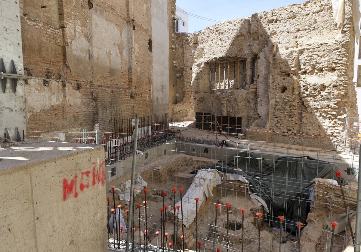 Obras de recuperación de la muralla en la plaza del Ángel.