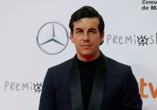 Mario Casas lleva la cara afeitada.