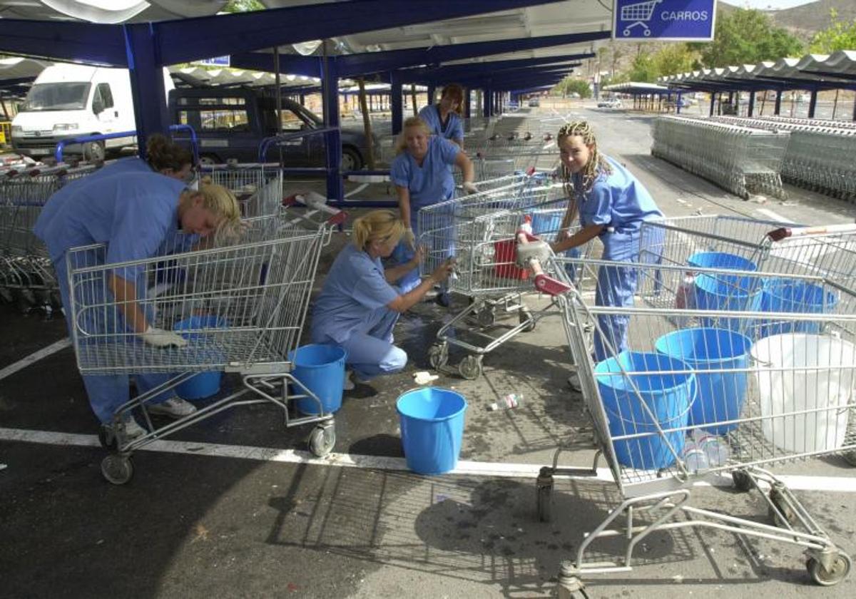 Carritos de la compra en el parking de un supermercado, en una imagen de archivo.