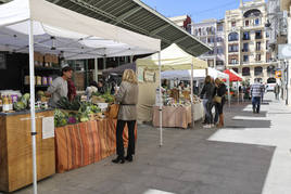 Mercadillo de agricultores instalado cada martes junto al Mercado de Colón.