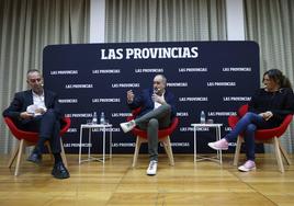 Agustín Pery, en el centro, junto a Rebeca Argudo y Ramón Palomar.