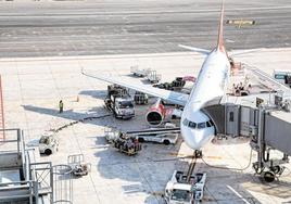 Un avión en el aeropuerto de Alicante, en una imagen de archivo.