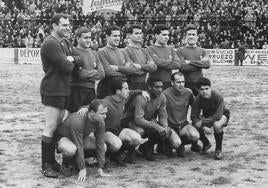 La alineación del Valencia en la temporada 65-66, la del primer triunfo en Altabix. Depie: Zamora, Arnal, Mestre, Vidagany, Vilar y Roberto. Agachados: Guillot, Navarro, Waldo, Sánchez Lage y Poli.