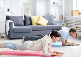 Una pareja haciendo ejercicio en casa.