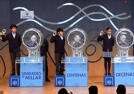 Los niños d San Ildefonso han sido los encargados de extraer los números premiados.