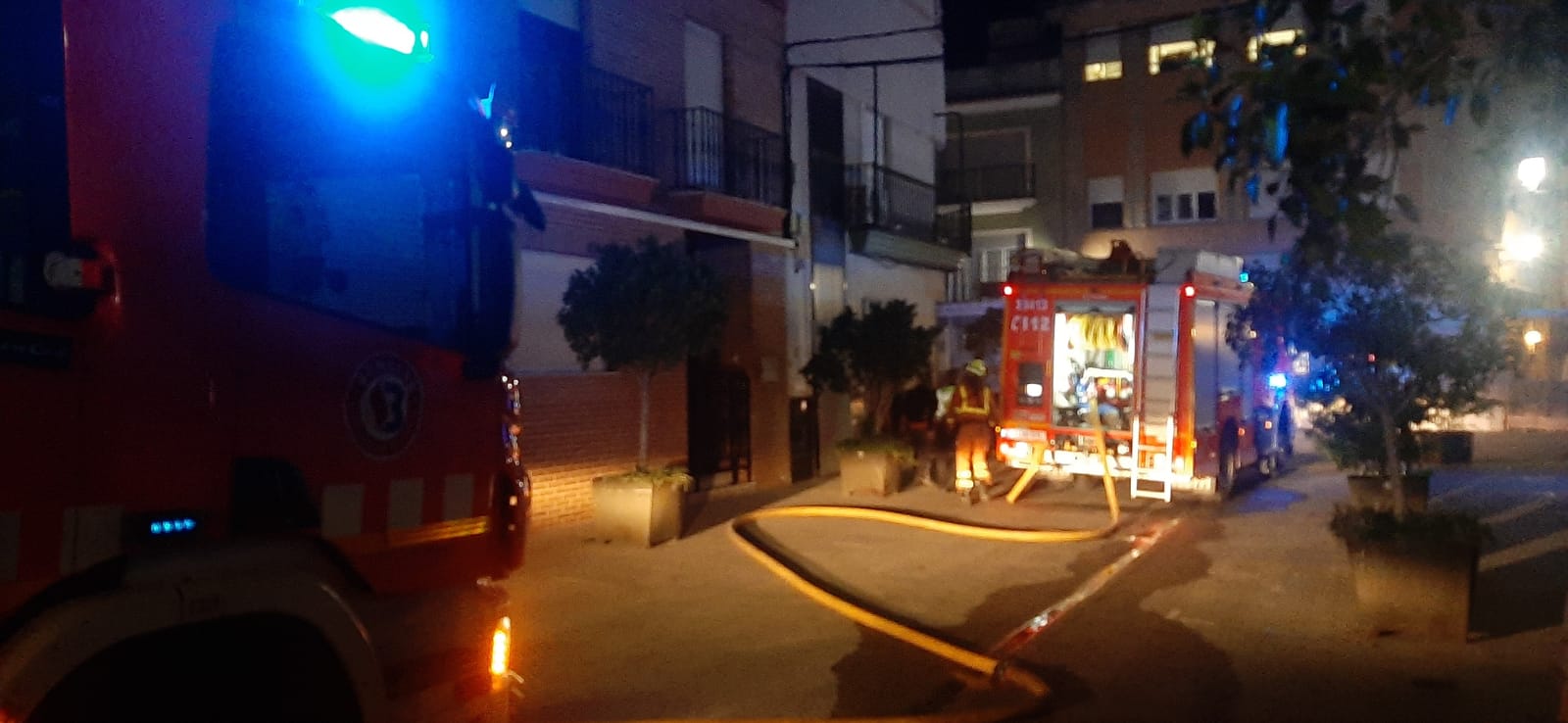 Imagen principal - Dispositivos de Bomberos en Villalonga para erradicar el fuego en el Calvari.