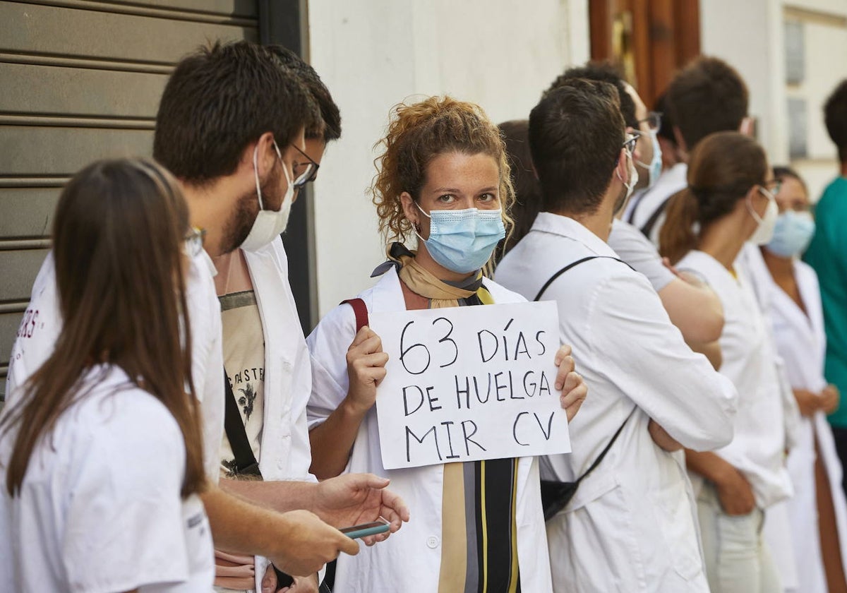 Médicos residentes durante una protesta en el marco de la huelga convocada por estos especialistas.