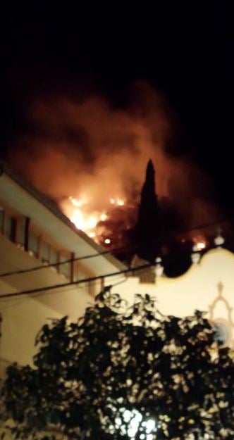 Fuego en el Calvari, tras la capilla de la Virgen de la Font.