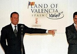 Julio Iglesias con Eduardo Zaplana durante la presentación a los medios japoneses de Expoconsumo