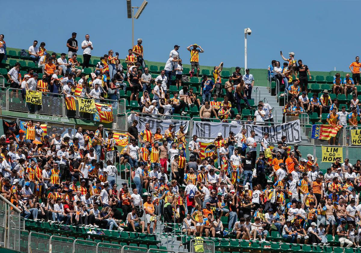 Aficionados del Valencia en el Martínez Valero.