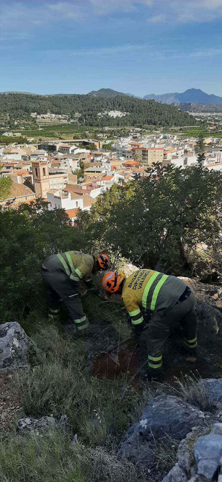 Imagen secundaria 2 - Investigan las causas del incendio de Villalonga que puso en peligro decenas de casas