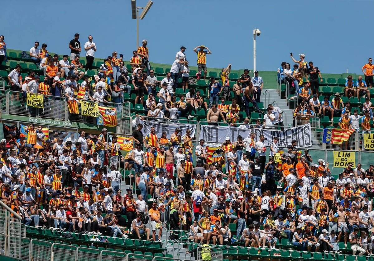 La afición del Valencia en la grada del Martínez Valero.