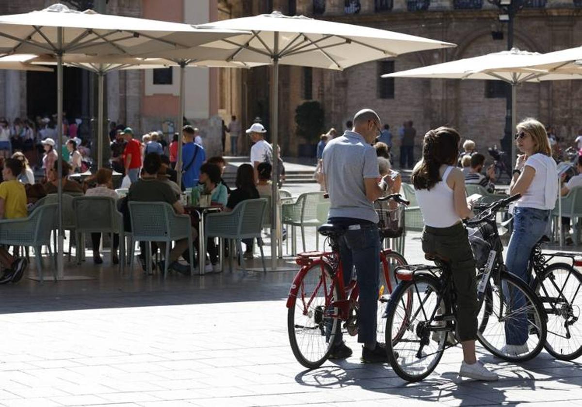 Terrazas llenas y turistas, este lunes en la plaza de la Virgen.