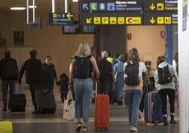 Pasajeros en el aeropuerto de Manises.