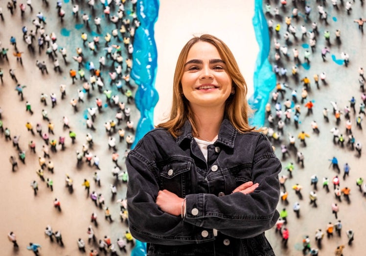 Fernanda, junto a 'Corriente', que le evoca a «Moisés abriendo el mar».