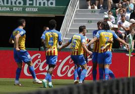 Los jugadores del Valencia FC celebran el tanto del delantero brasileño Samu Lino ante el Elche durante el encuentro entre el Elche y el Valencia en el Martínez Valero.