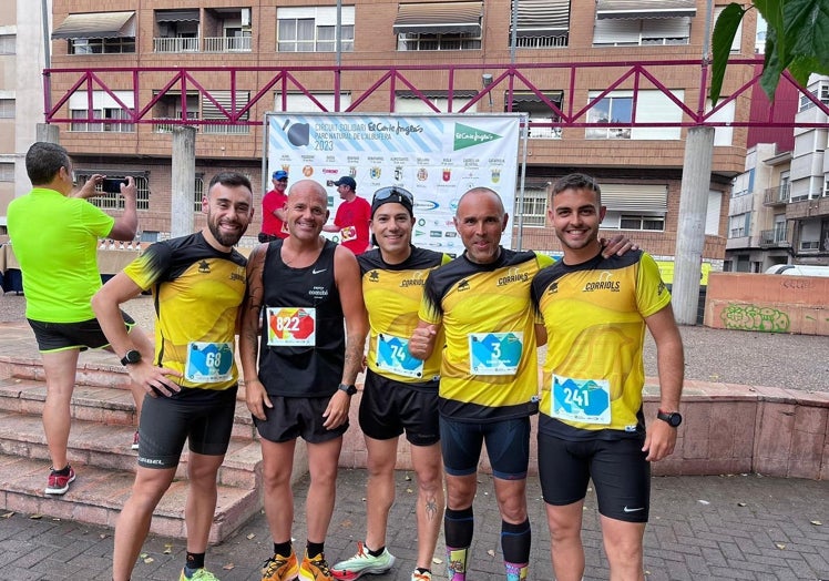 Varios socios del club posando tras acabar una carrera.