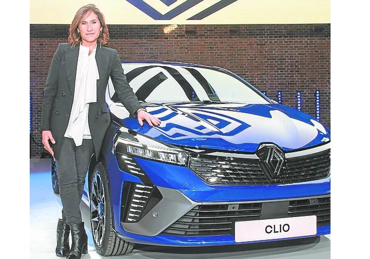 La diseñadora Paula Fabregat, con el Clio.