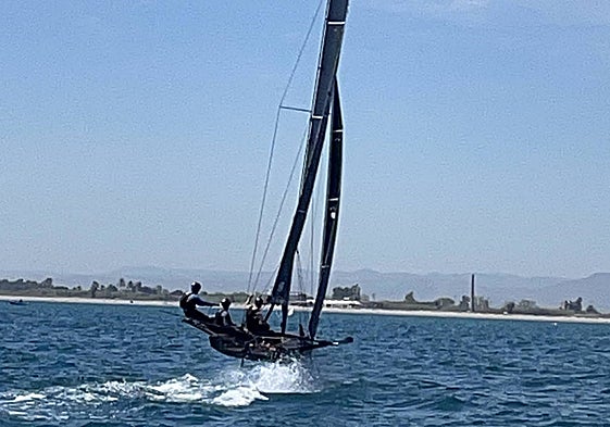 La tripulación de un 69F se entrena este martes en aguas de Valencia.