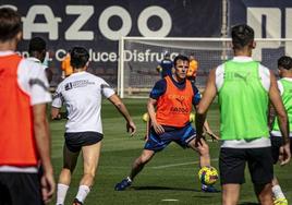 Marchena, en un rondo en el entrenamiento de este lunes.