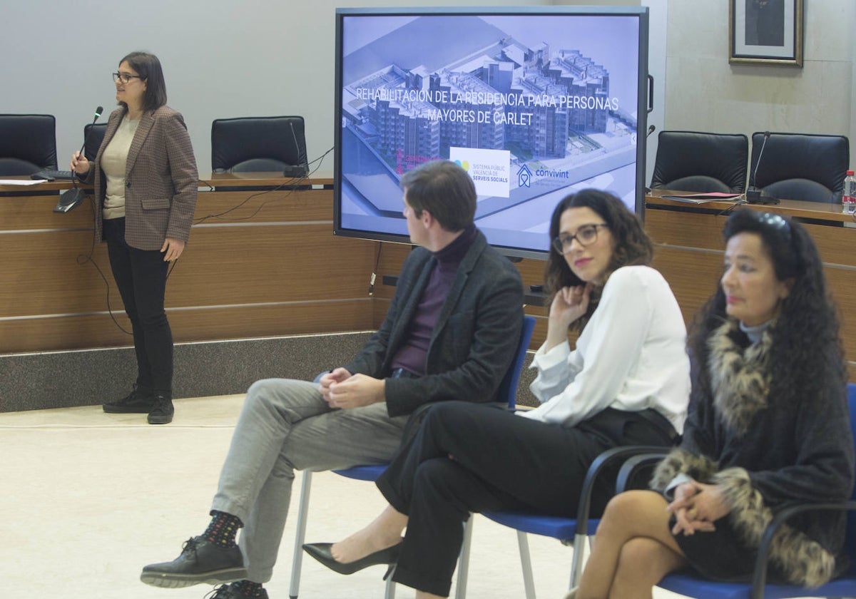 La vicepresidenta Aitana Mas en la presentación de un proyecto de centro de mayores.