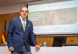 Francisco Cardells, justo antes de comenzar el congreso sobre 'Indumentaria: identidad y poder', en la Universidad Católica de Valencia.