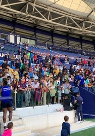 La grada central del estadio Ciutat de València llena de aficionados.