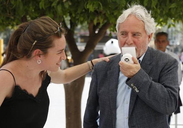 Imagen principal - D. Emiliano García, Concejal de Salud y Consumo de Valencia realizándose una espirometría.