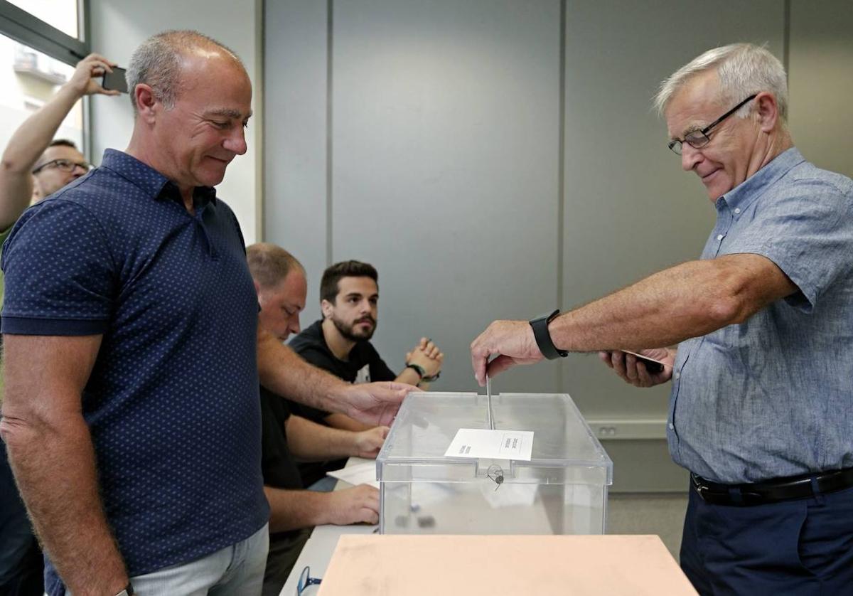 Joan Ribó ejerce su derecho a voto. Imagen de archivo