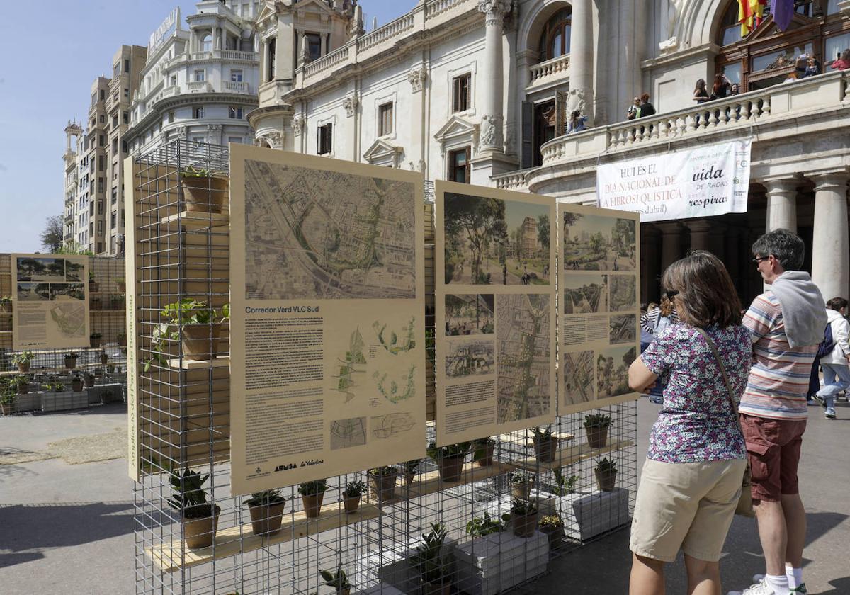 Exposición de 'La Valentina' en la plaza del Ayuntamiento de Valencia este miércoles.