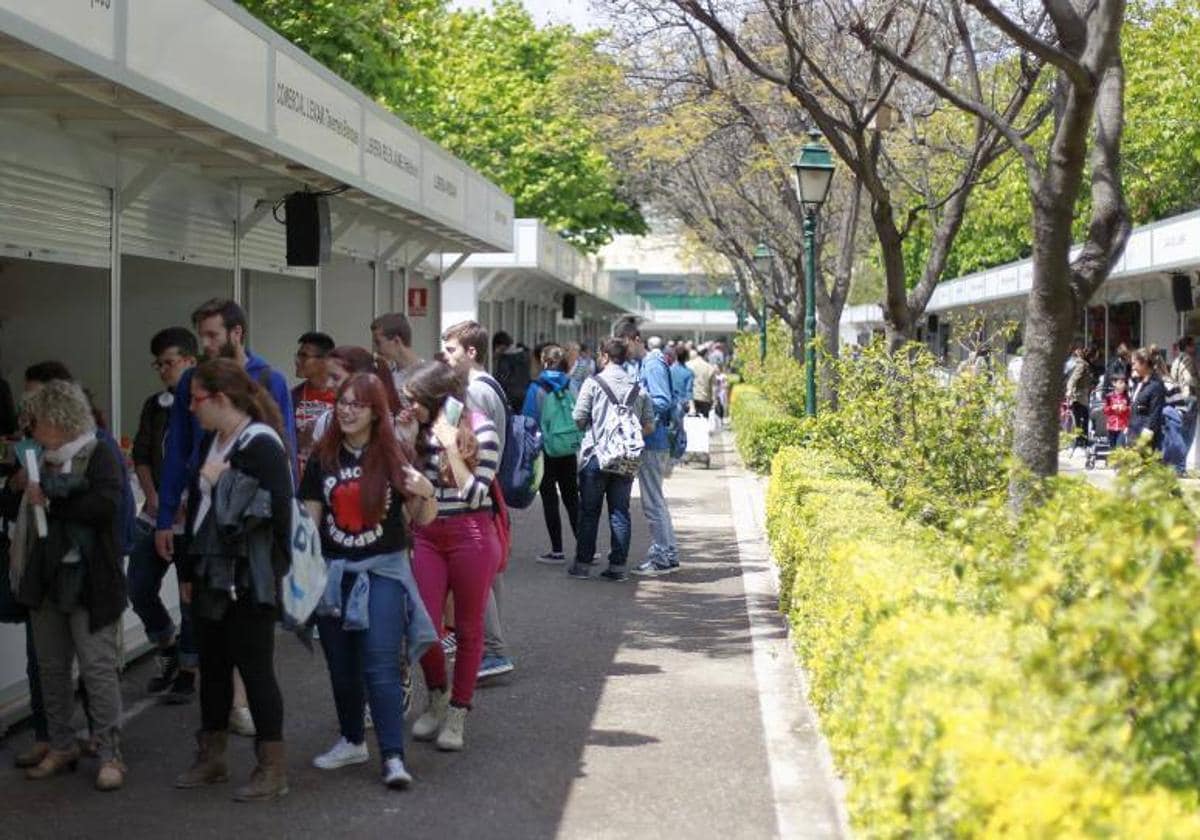 Asistentes a la Feria del Libro de Valencia en ediciones pasadas.